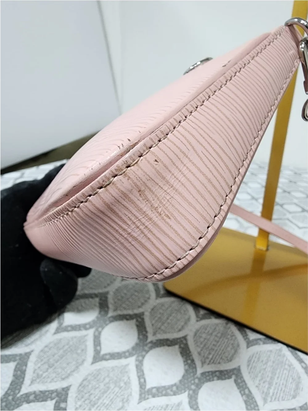 LOUIS VUITTON Epi Easy Pouch On Strap/Shoulder Bag Pink